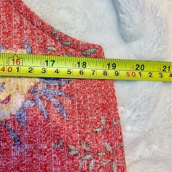 NEW W5 Tunic Top Large Sleeveless Faded Red Floral Gold Blue Greens Buttons - Picture 16 of 16